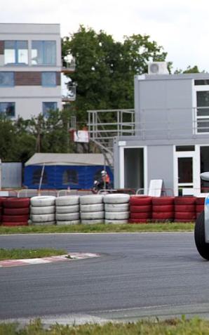 Kujawsko-pomorscy policjanci doskonalili technikę jazdy samochodem