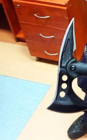 Grożąc toporkiem, chciał zmusić świadków, by odwołali przyjazd policji