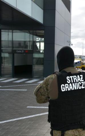 Gdańsk: Podczas lądowania samolotu z Doncaster, usiłował otworzyć drzwi!