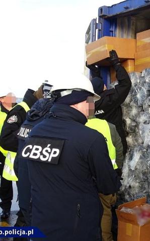 Ujawnienie przemytu w wyniku współpracy służb. Ponad 5,6 mln papierosów przejęte przez CBŚP i KAS