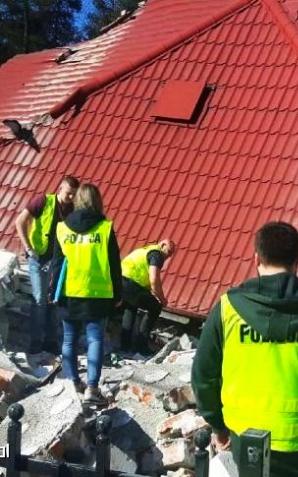 Zawalił się dom po wybuchu butli z gazem. Policjanci zabezpieczali ślady