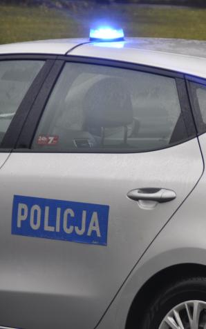 Najpierw ugodził nożem matkę, a następnie uciekał przed policjantami ciężarówką