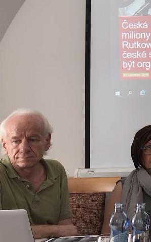 [VIDEO] Rutkowski w czeskim Ołomuńcu nagłaśnia umorzoną przez sądy sprawę kradzieży 4 milionów koron i luksusowego jaguara przez byłego policjanta Radomira H. i jego kompana Tomasza P.