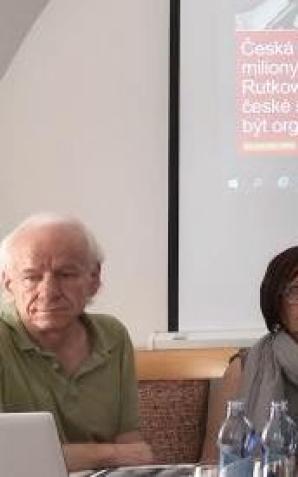 [VIDEO] Polský detektiv Krzysztof Rutkowski v Olomouci v České republice zveřejnil případ české lékařky, které bylo ukradeno luxusní vozidlo Jaguár a 4 000 000 Kč.