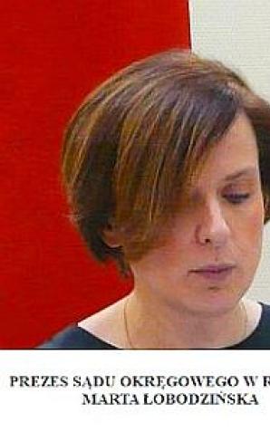 [VIDEO] TOGI BEZ SUMIEŃ: Matka od pół roku nie ma dziecka a Prezes Sądu Okręgowego w Radomiu Marta Łobodzińska - czasu, dla niej! Mimo że to przez niedbalstwo jej podwładnych, dziecko od pół roku jest przetrzymywane nielegalnie przez ojca-porywacza!