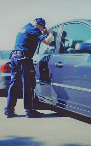 O krok od nieszczęścia w Łodzi. Dziadek zostawił wnuczkę w zamkniętym aucie!