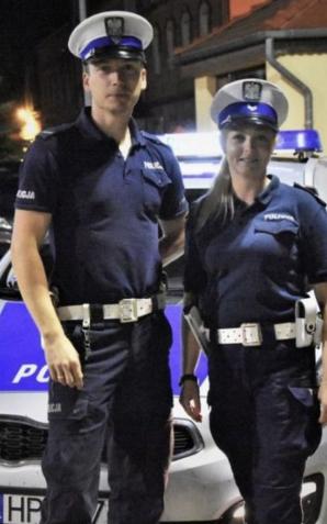 Nieprzytomna kobieta została eskortowana do szpitala przez patrol Policji