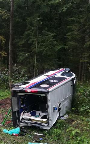 Tragiczny wypadek z udziałem karetki pod Koszalinem! Jedna osoba zginęła, dwie ranne