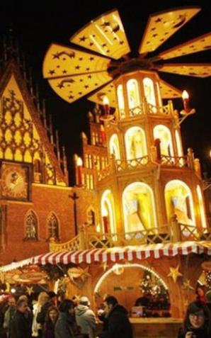 3-letni chłopiec z Korei Południowej zgubił się na wrocławskim Jarmarku Bożonarodzeniowym. Pomogli policjanci i turyści z Azji