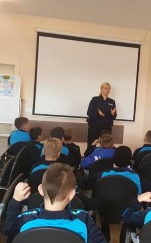 Policjantka w ramach akcji „Bezpieczne ferie 2020” spotkała się z młodymi piłkarzami