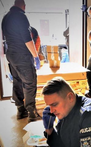 Środki ochrony sanitarnej na bieżąco trafiają do policjantów