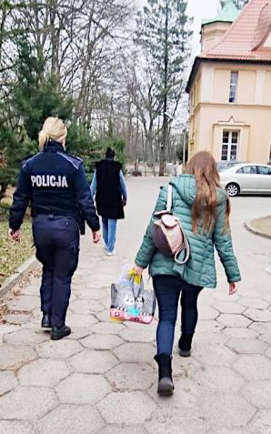 Policjantki z Białogardu pomogły 3-letniej dziewczynce z Ukrainy