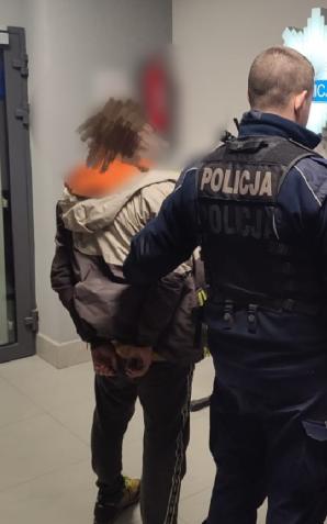 Podpalił brata, kobietę musieli ewakuować policjanci