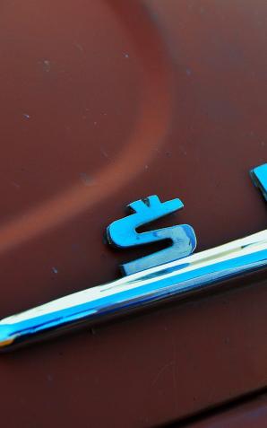 Wiek to tylko cyfra. W iście kawaleryjskim stylu 81-latek szarżował przez Pruszyn samochodem