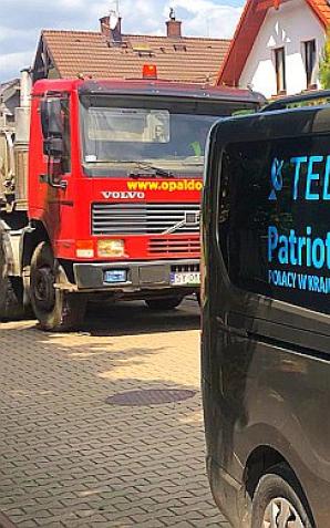 [VIDEO] Ekspertyza potwierdziła racje mieszkańców ul. Topolowej w gminie Psary nagłośnione przez naszą stację Telewizja.Patriot24.net. Drogą mogą poruszać się samochody o tonażu do 3,5 tony