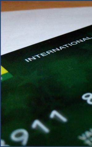 Ostrzeżenie z ekranu bankomatu uchroniło 28-latkę przed oszustwem