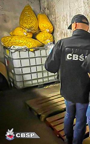 [VIDEO] Koniec nielegalnej produkcji: służby zlikwidowały rozlewnię alkoholu i fabrykę papierosów