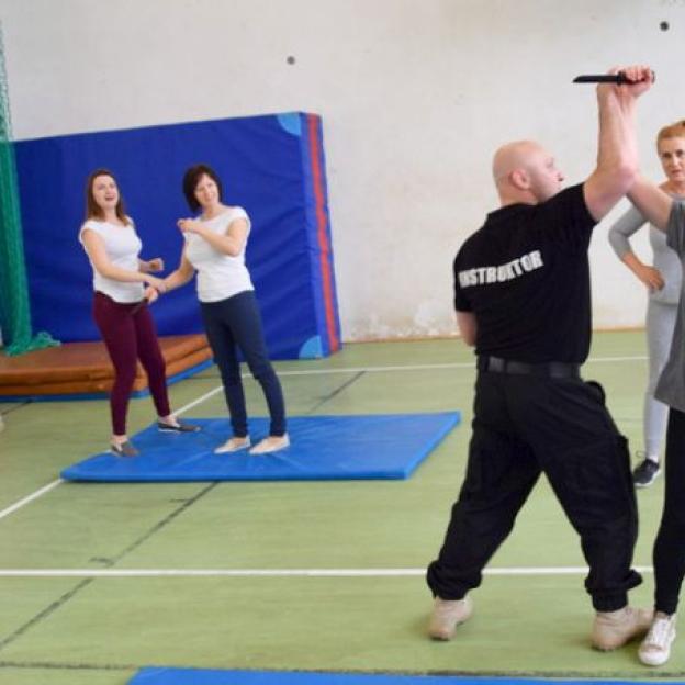 Zajęcia z samoobrony dla urzędniczek poprowadził policyjny instruktor