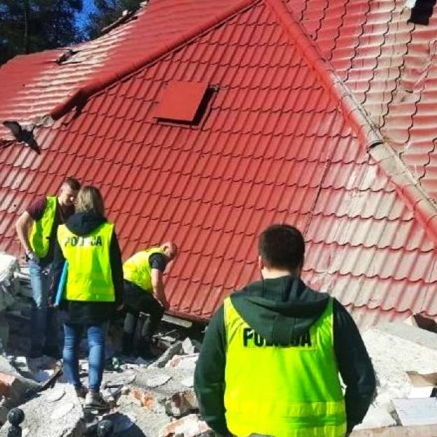 Zawalił się dom po wybuchu butli z gazem. Policjanci zabezpieczali ślady