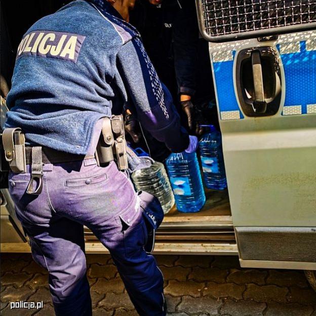 Bimber z pomocą! Policjanci z Podlasia przekazali nielegalny alkohol służbom sanitarnym!