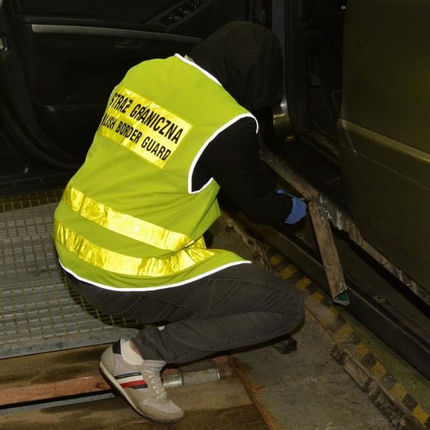 [VIDEO] Narkotyki ukryte w samochodzie. Zatrzymany obywatel Rosji.