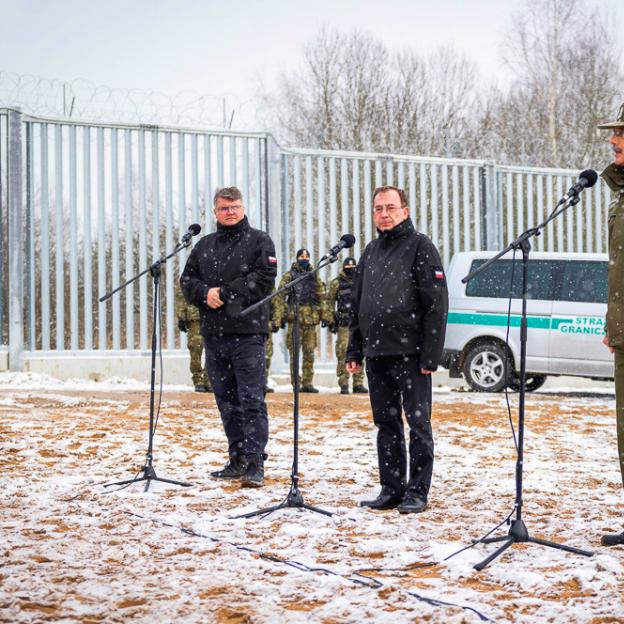 [VIDEO] Zakończenie prac przy pierwszym odcinku bariery elektronicznej na granicy polsko-białoruskiej – wydarzenie z udziałem kierownictwa MSWiA