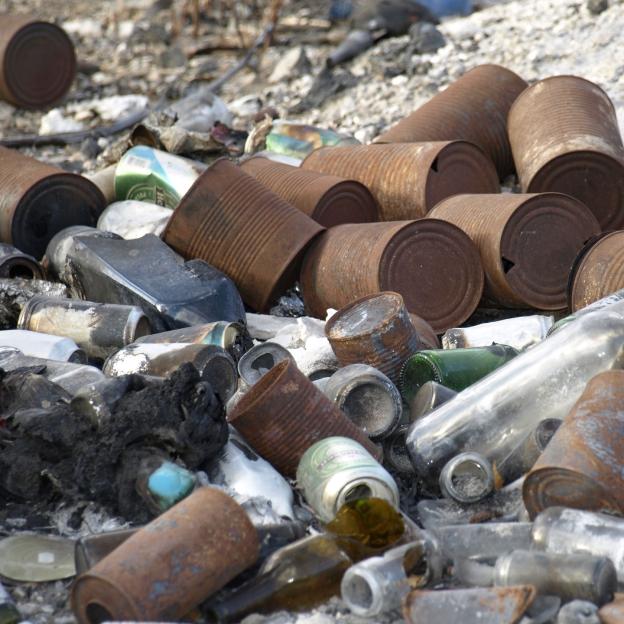 Śmieciowa wyspa jako szósty kontynent. Obraz współczesnej cywilizacji. Wyrzuciła do lasu, policjanci przyszli do domu