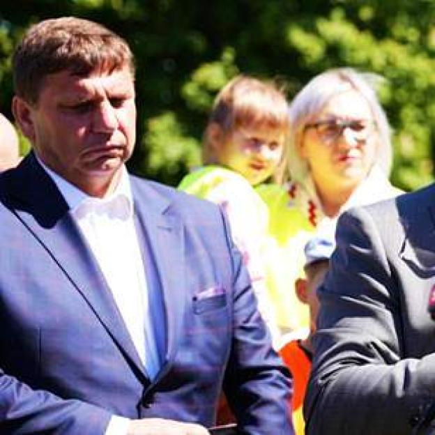Minister rolnictwa i rozwoju wsi Czesław Siekierski uczestniczył w spotkaniu z sadownikami, które odbywało się w Skotnikach i Samborcu przed otwarciem XXXIV Święta Kwitnącej Jabłoni