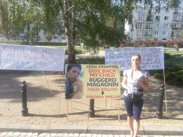 [VIDEO] Polka protestuje dziś przed Ambasadą Włoch w Warszawie domagając się zwrotu uprowadzonego 2 lata temu 10 letniego wówczas syna!
