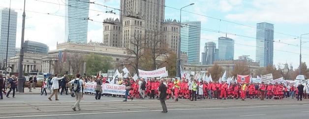 Tysiące lekarzy, pielelęgniarek, ratowników medycznych na ulicach Warszawy. Chcą wyższych płac