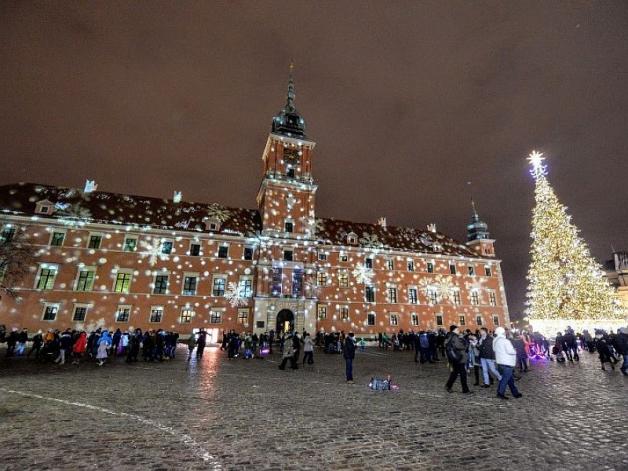 Warszawa już lśni świątecznie