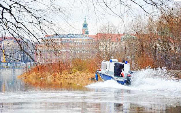 Tonącego przy Moście Poniatowskiego uratowali stołeczni policjanci!