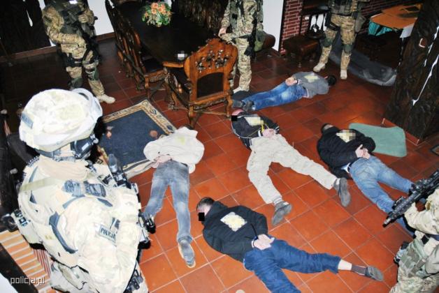 Kolejna nielegalna wytwórnia papierosów zlikwidowania. Zatrzymano osiem osób! 