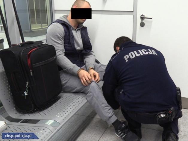 [VIDEO] Trzech mężczyzn zatrzymanych za utrudniających postępowanie w sprawie zabójstwa boksera w Szczecinie