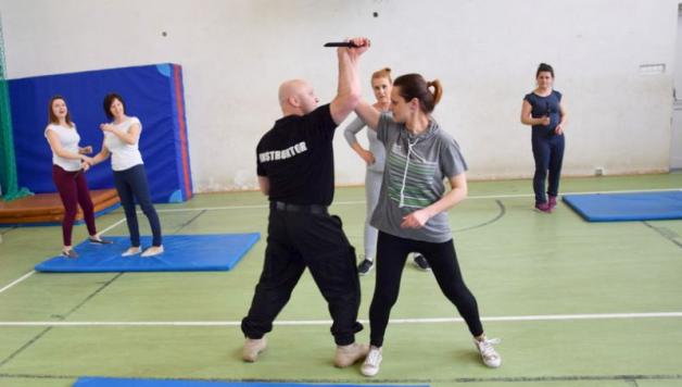 Zajęcia z samoobrony dla urzędniczek poprowadził policyjny instruktor