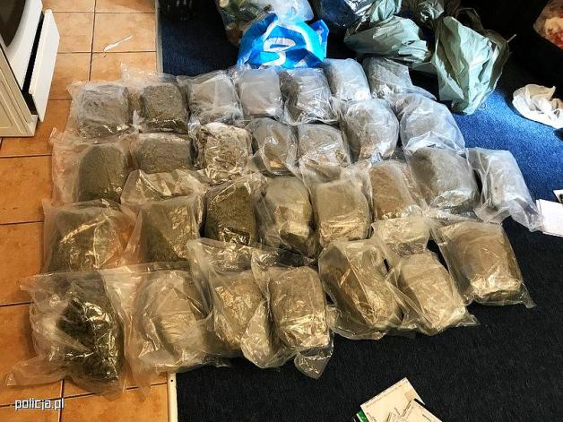 Policjanci zatrzymali 3 mężczyzn i kilkadziesiąt kilogramów narkotyków o wartości ponad miliona złotych