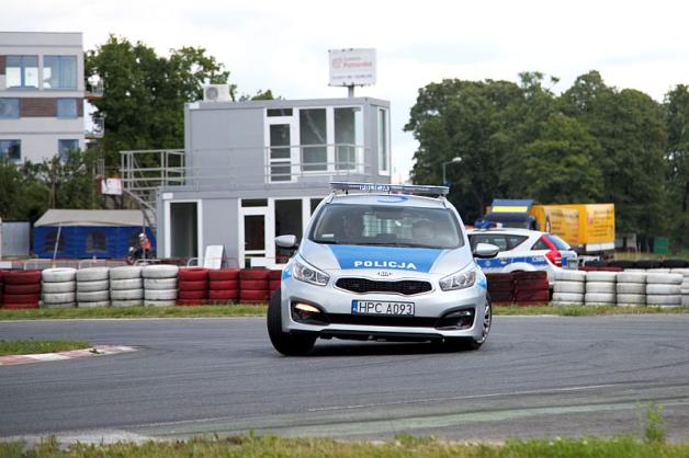 Kujawsko-pomorscy policjanci doskonalili technikę jazdy samochodem