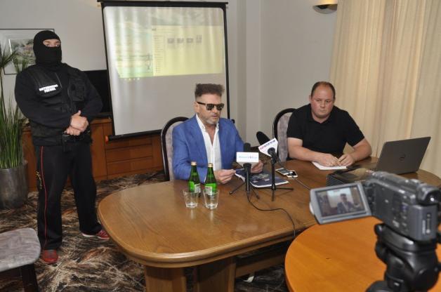 [VIDEO] Krzysztof Rutkowski złożył na Komendzie Miejskiej Policji w Koszalinie notatkę z ustaleniami w sprawie popalenia lokalu 