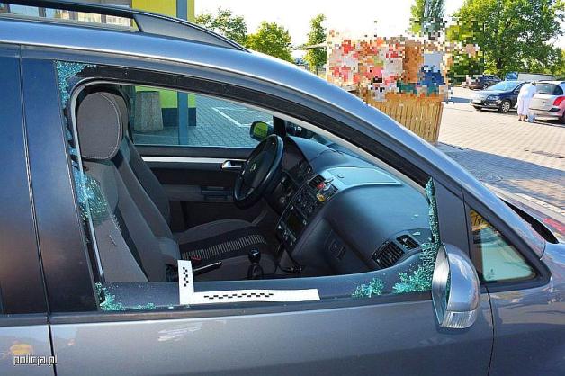 Zostawiła w upał dzieci w samochodzie i poszła na zakupy