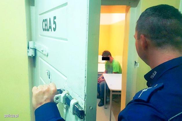 Nie zatrzymał się do kontroli i zaatakował policjanta nożem – 17-latek usłyszał zarzuty