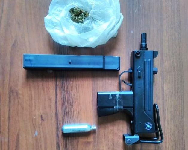 Kraków: 17-latek postrzelił z broni pneumatycznej swojego starszego kolegę