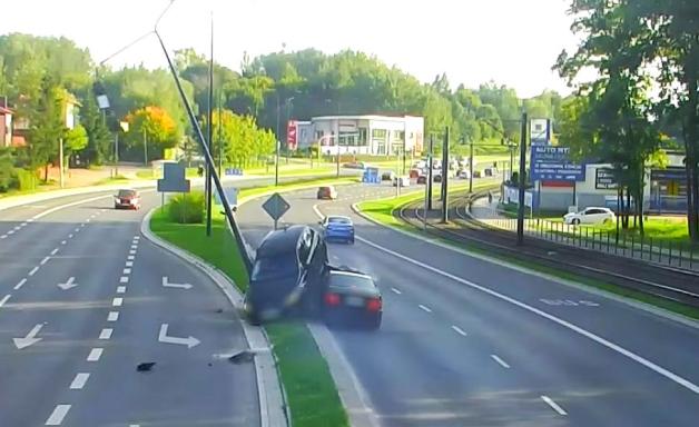[VIDEO] Olsztyn: Po groźnej kolizji auta wylądowały jedno na drugim. 28-latek stracił prawo jazdy