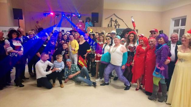 [VIDEO] Charytatywny Bal w Słońsku! Ludzie dobrego serca przeobrazili się w postacie z bajek by wesprzeć rehabilitację nóżki Mikołaja!