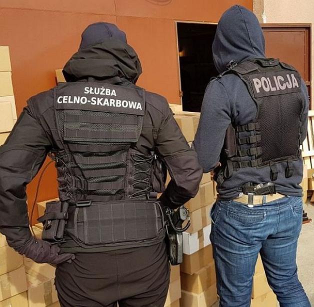 [VIDEO] Funkcjonariusze Policji i KAS zlikwidowali linię produkcyjną i magazyn z podrobionymi perfumami