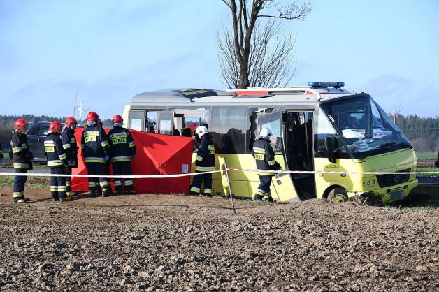 [VIDEO] Tragiczny wypadek w Zachodniopomorskim. Bus zderzył się z TIRem. 21 osób rannych, dwie młode osoby zginęły