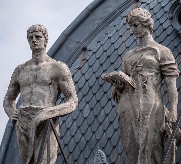 Rzeźby na dachu Pałacu Poznańskiego odzyskują dawny blask