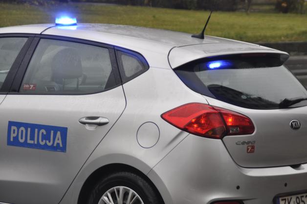 Najpierw ugodził nożem matkę, a następnie uciekał przed policjantami ciężarówką