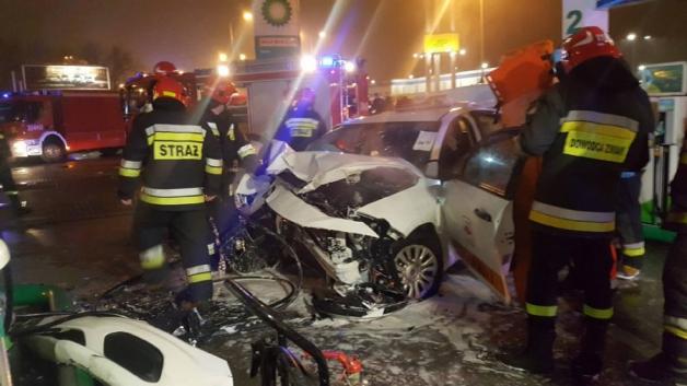 Groźny finał pijackiego rajdu nastolatki. Taksówką wjechała w stację benzynową