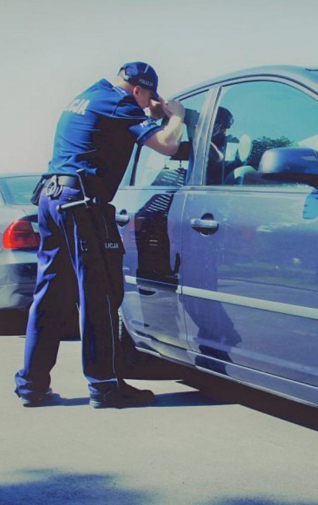 O krok od nieszczęścia w Łodzi. Dziadek zostawił wnuczkę w zamkniętym aucie!