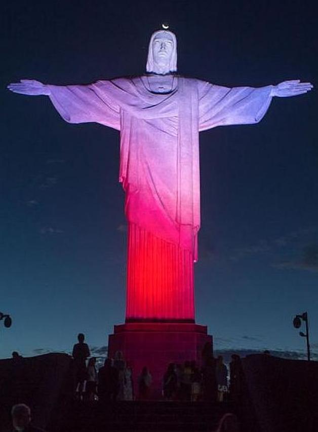 Budowle na świecie rozświetlone na biało-czerwono